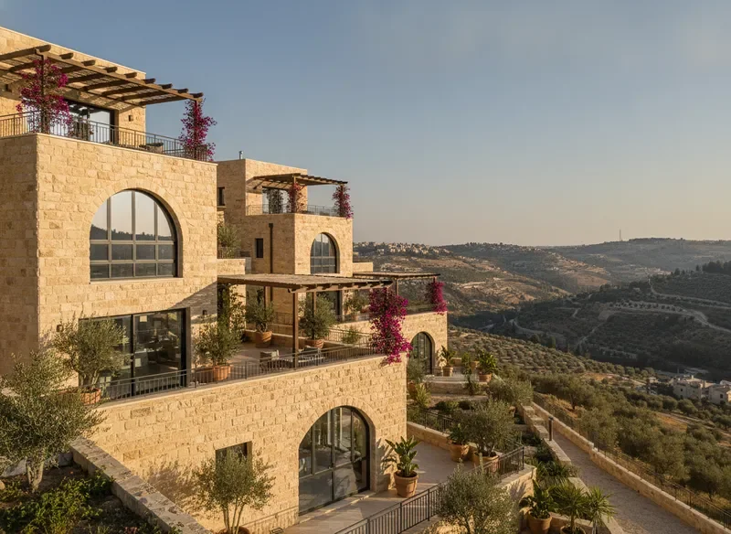 בנייני מגורים מדורגים מאבן ירושלמית על צלע הר